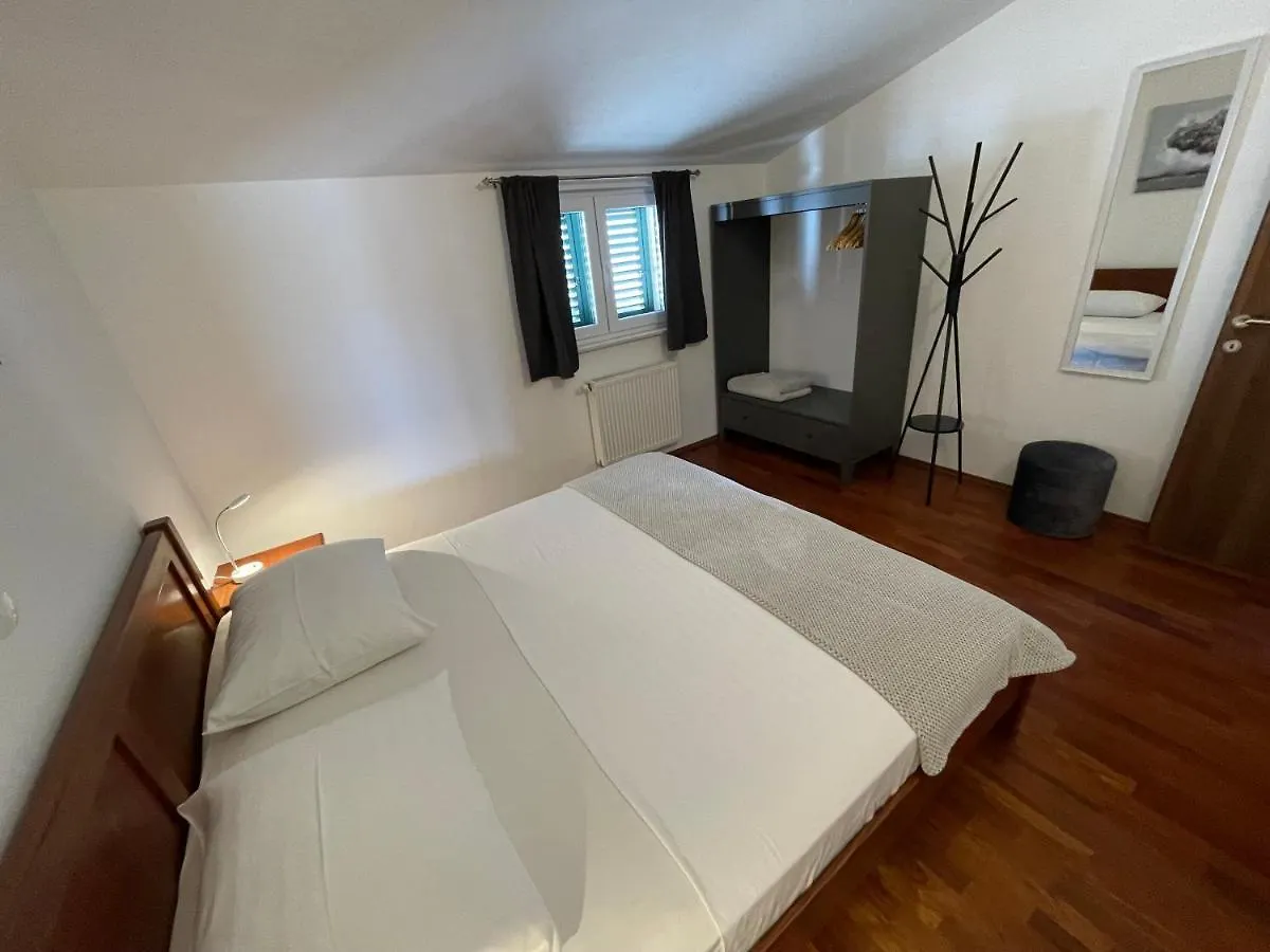 Apartments Cavar Трогир 0*,