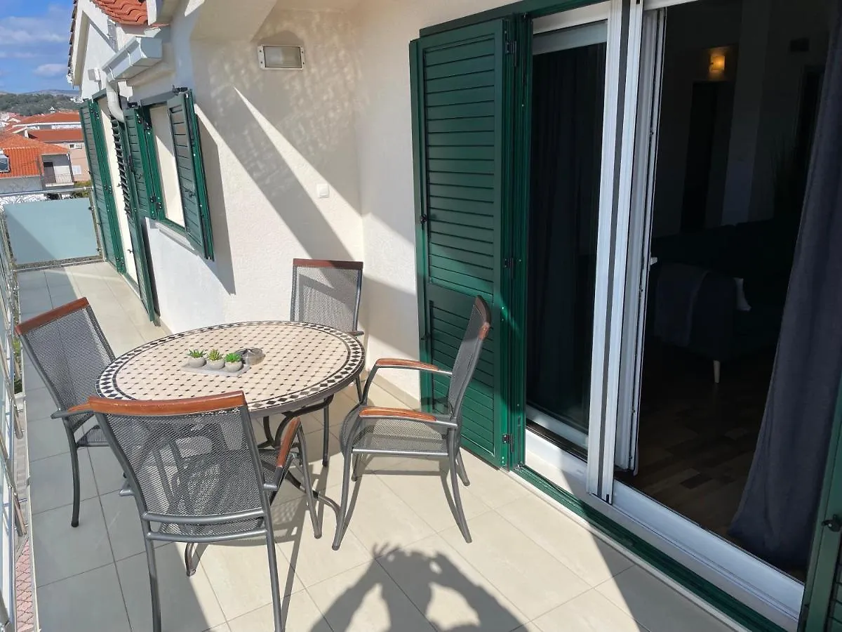 Apartments Cavar Трогир