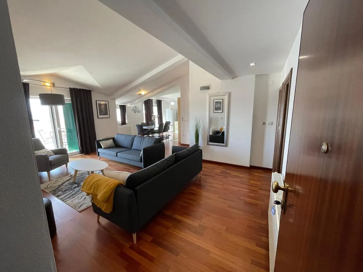 Apartments Cavar Трогир