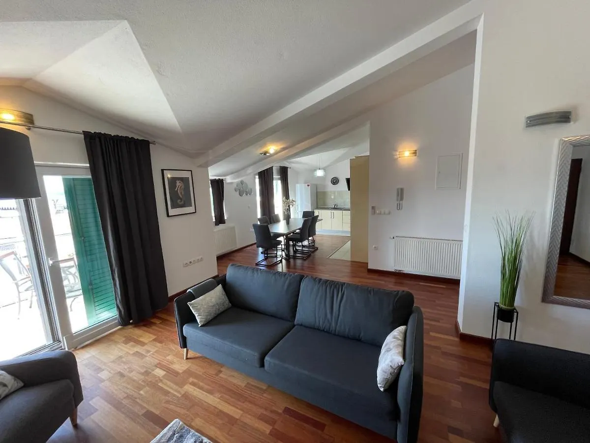 Apartments Cavar Трогир