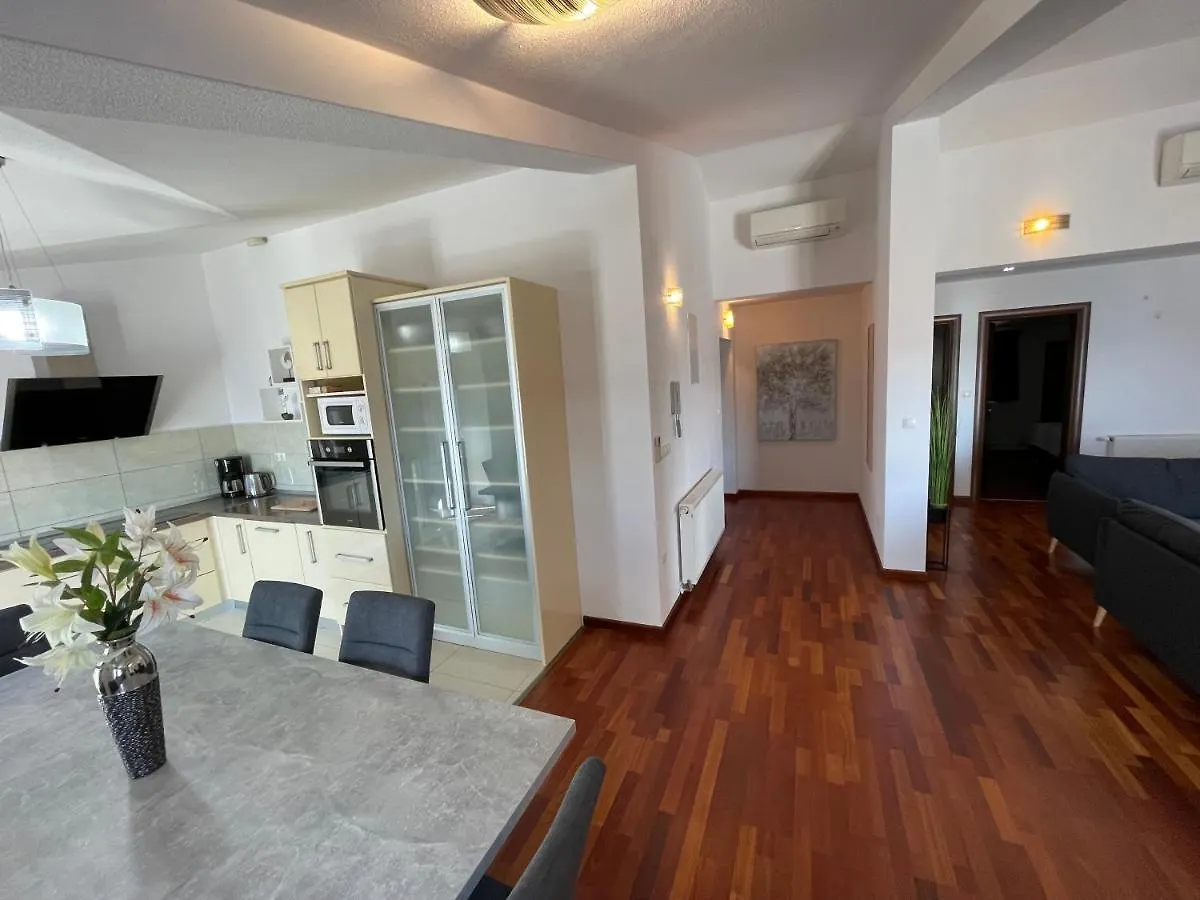 Apartments Cavar Трогир