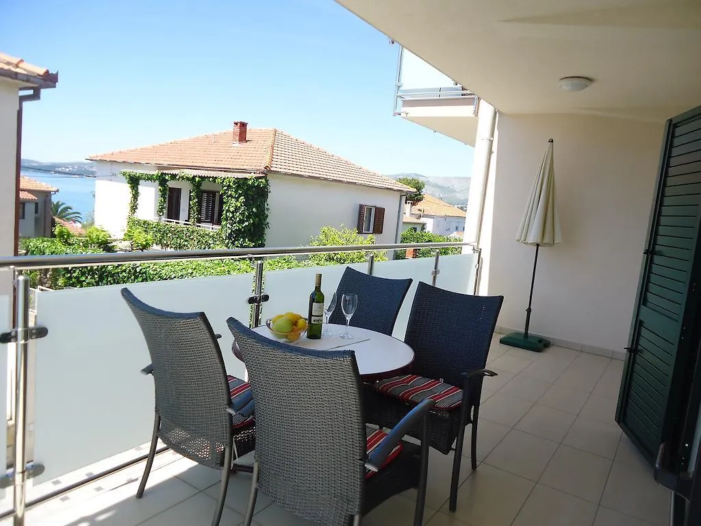 Apartments Cavar Трогир