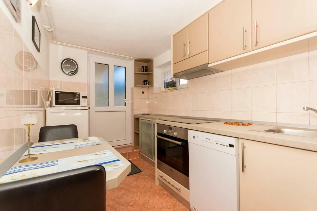 Apartments Cavar Трогир