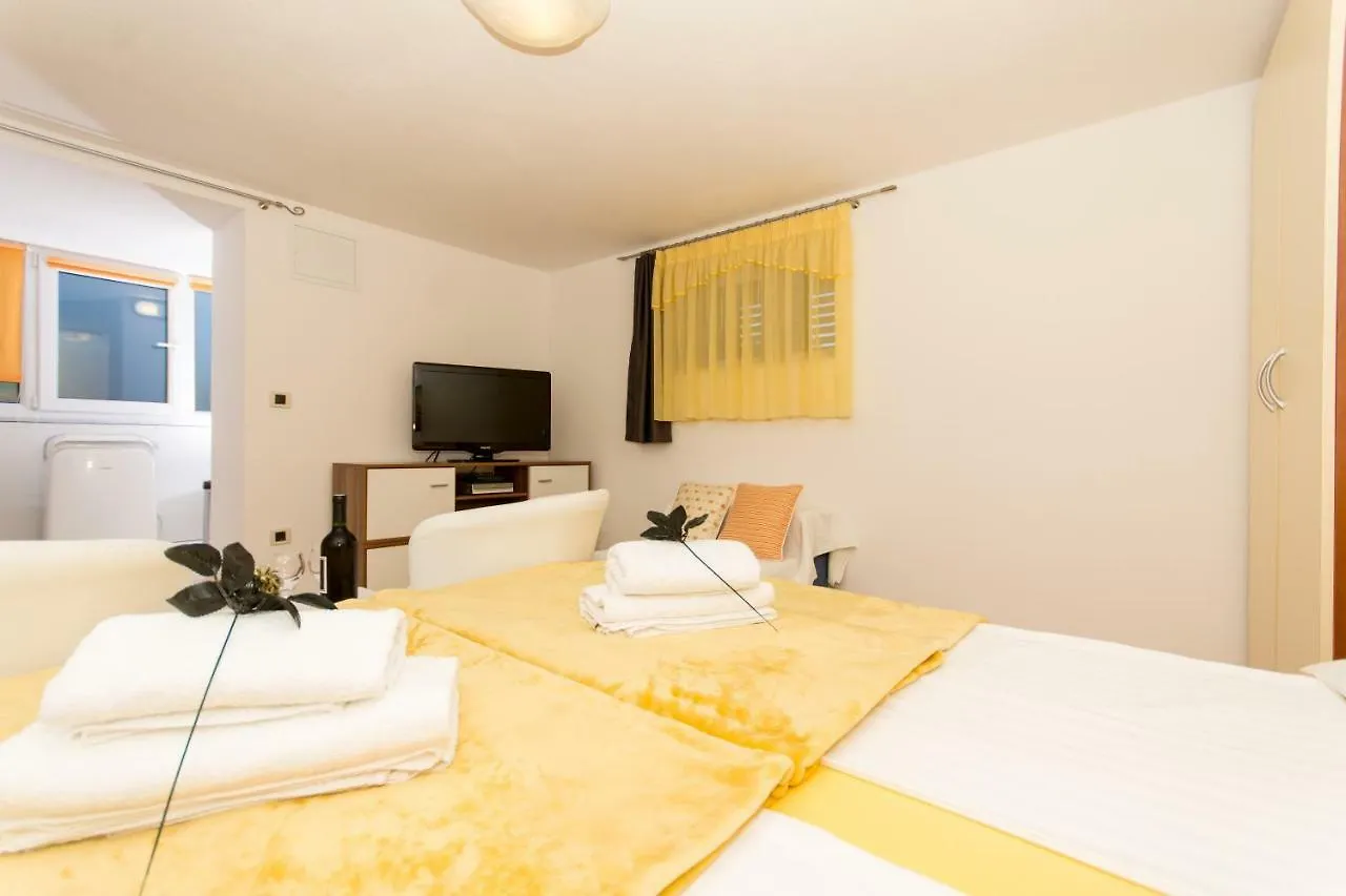 Apartments Cavar Трогир