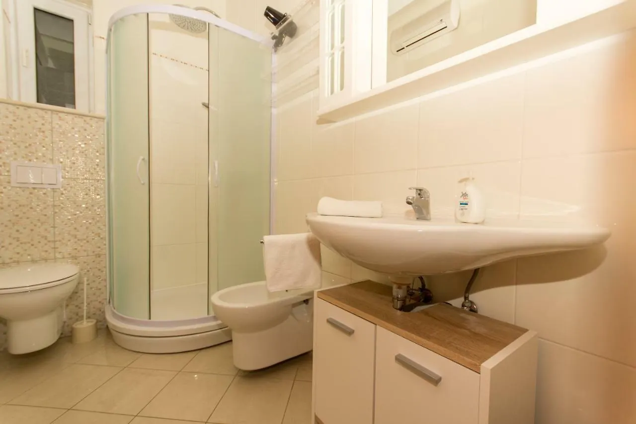 Apartments Cavar Трогир