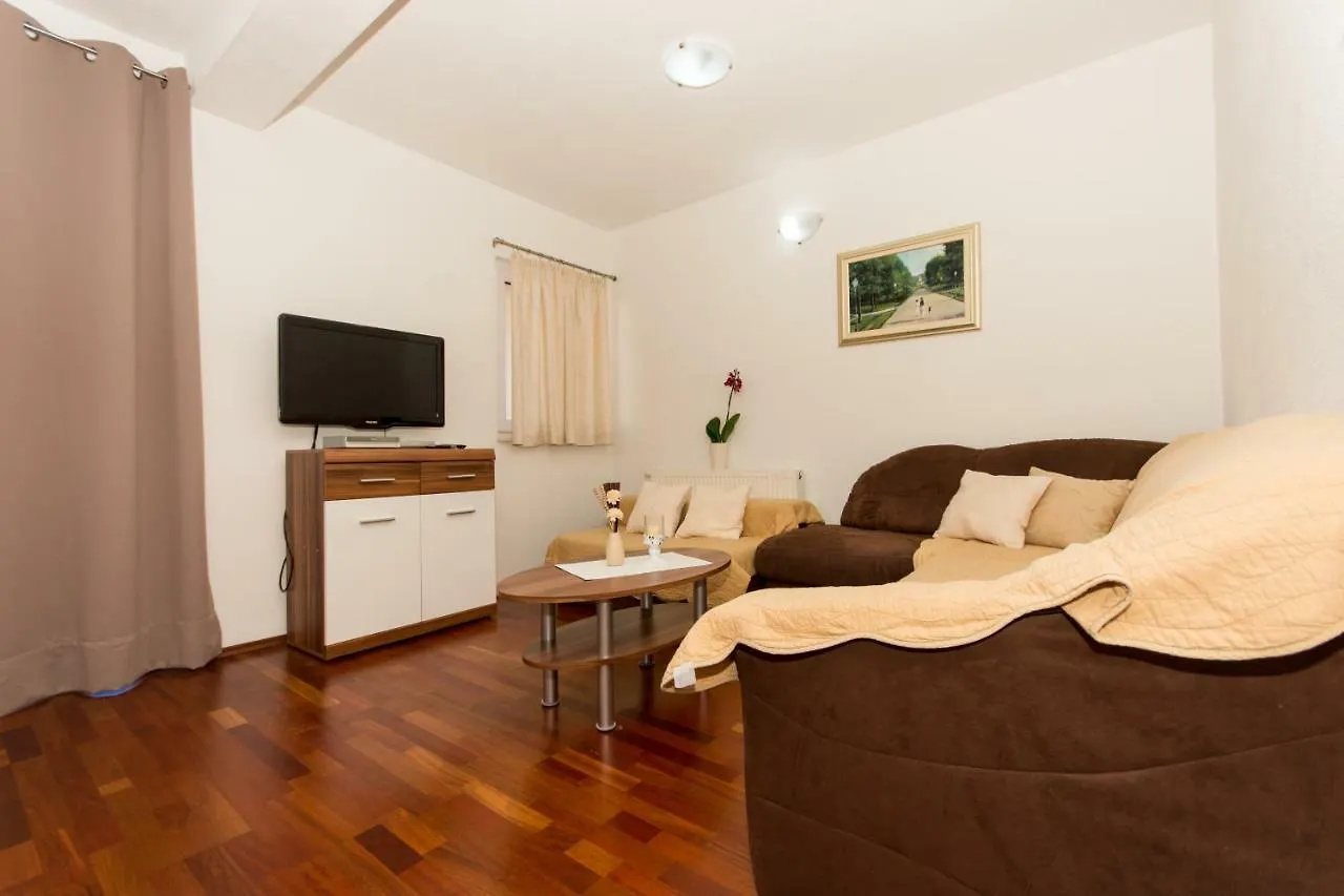 Apartments Cavar Трогир