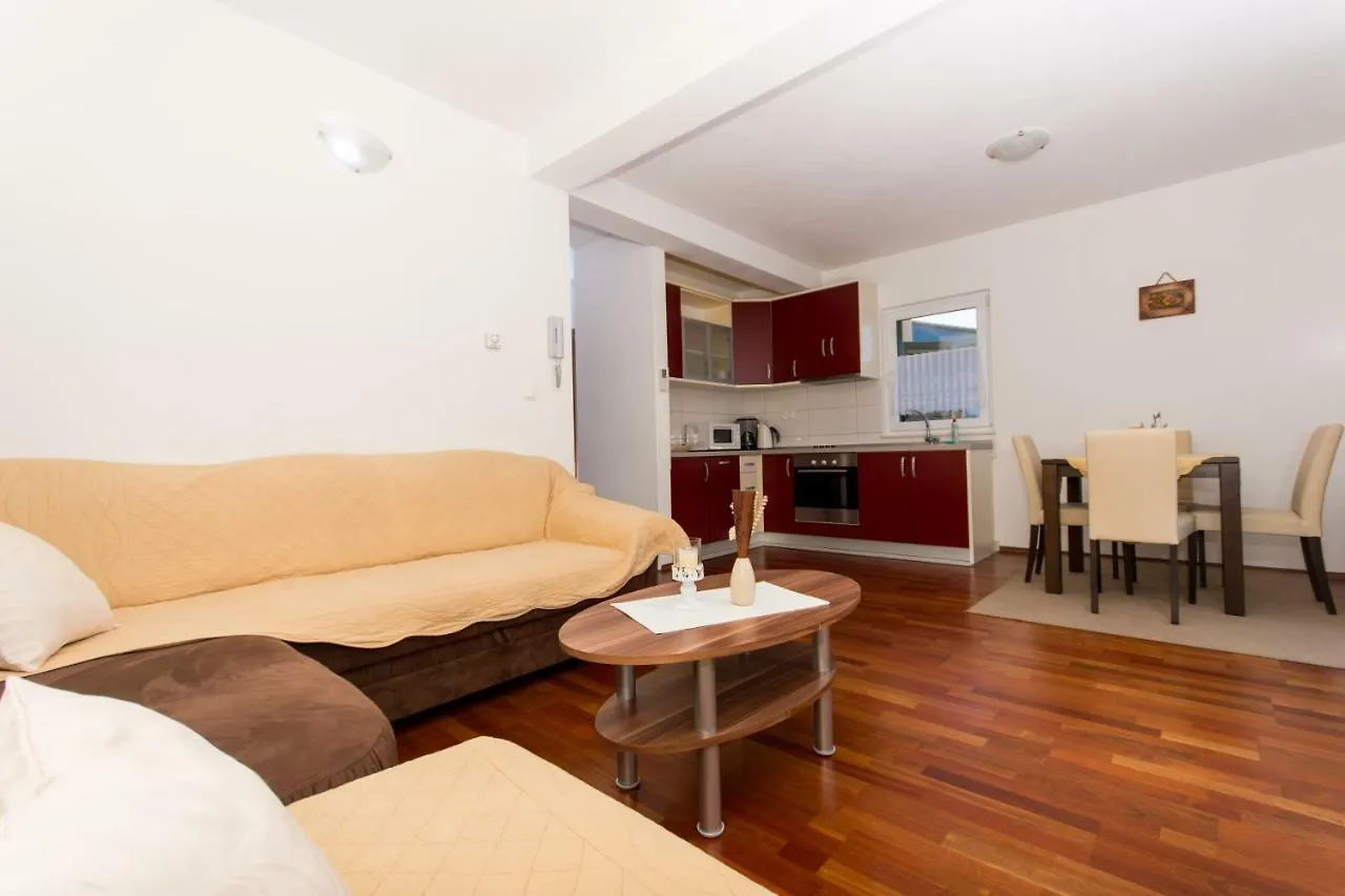Apartments Cavar Трогир