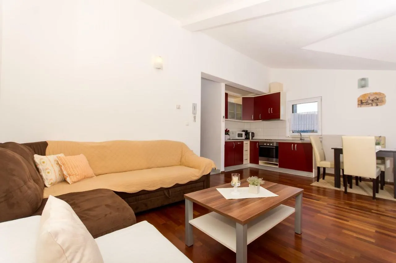 Apartments Cavar Трогир