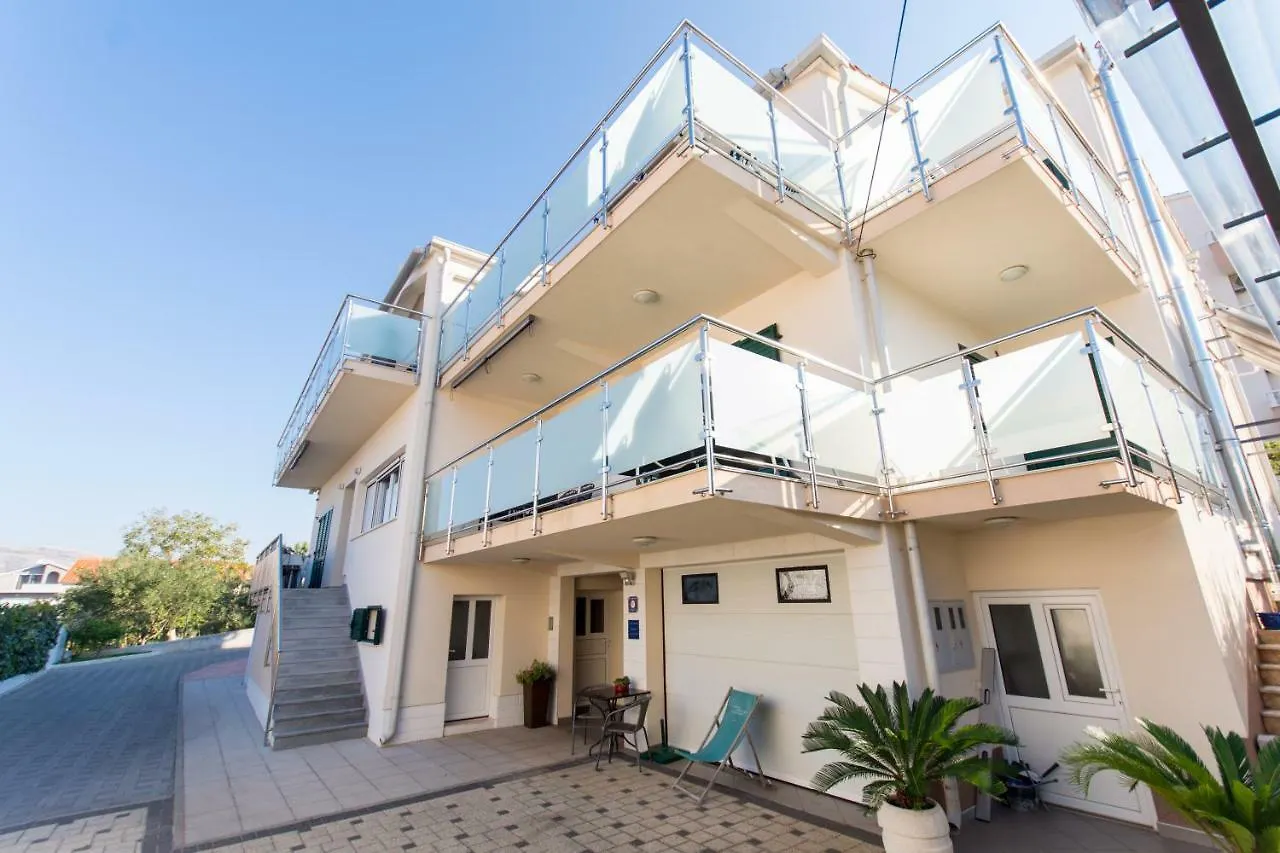 Apartments Cavar Трогир